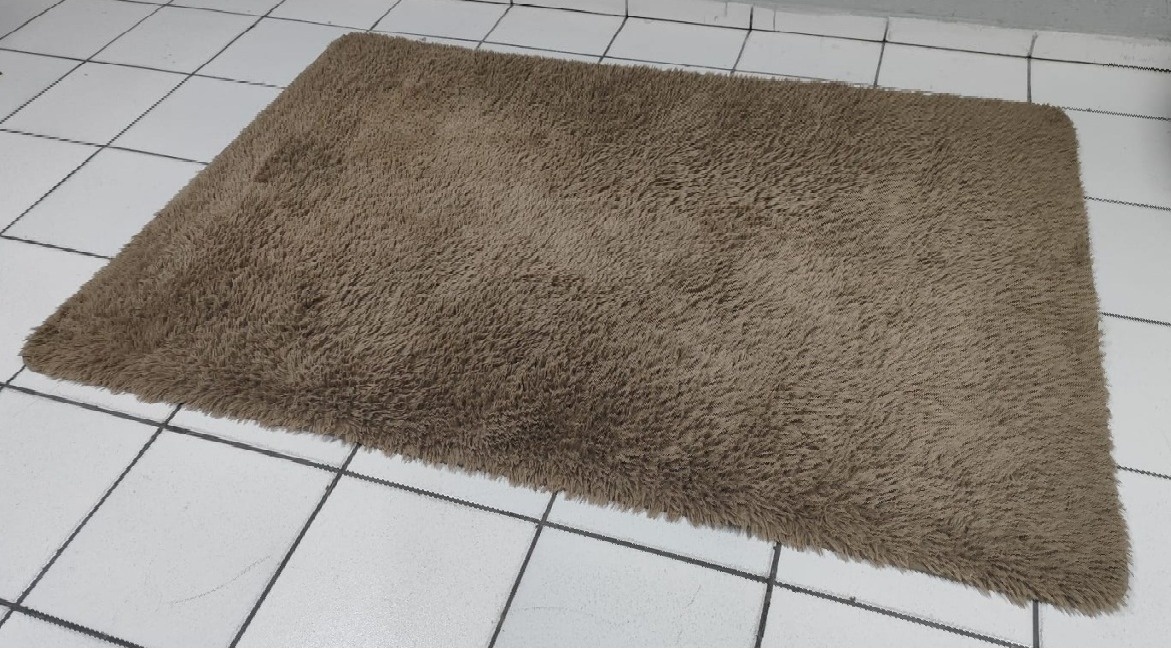 Tapete Bege Felpudo 1,30M X 1,90M - BB Festas Aluguel 