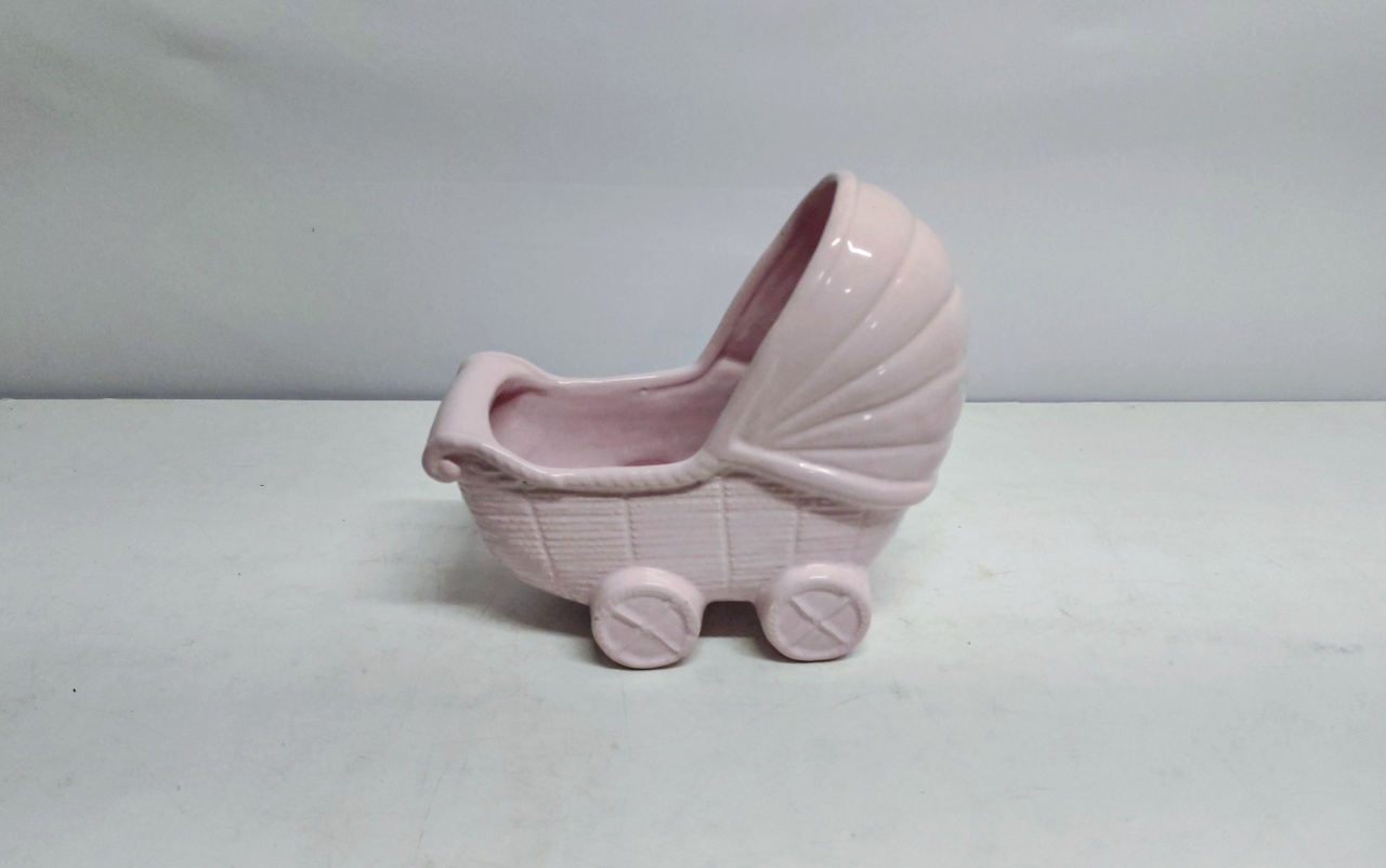 Carro Baby Louça Rosa Claro  23Cm Alt X 15Cm Larg X 27Cm Comp - BB Festas Aluguel 