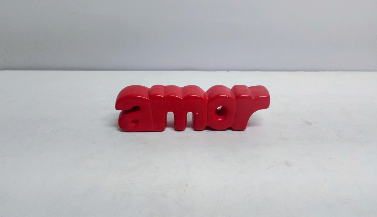 Letreiro Amor Louça 6Cm Alt X 23Cm Larg X 4Cm Comp - BB Festas Aluguel 