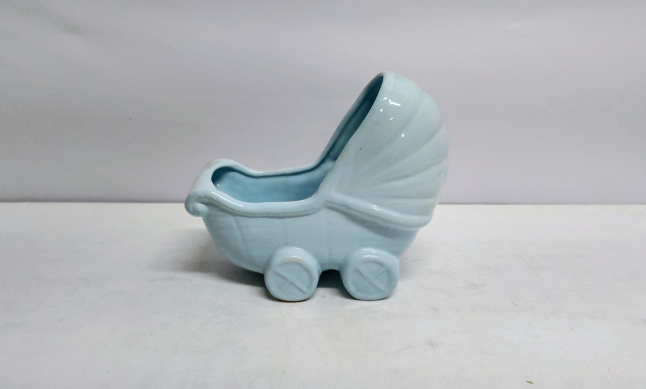 Carro Baby Louça  Azul Claro 23Cm Alt X 15Cm Larg X 27Cm Comp - BB Festas Aluguel 