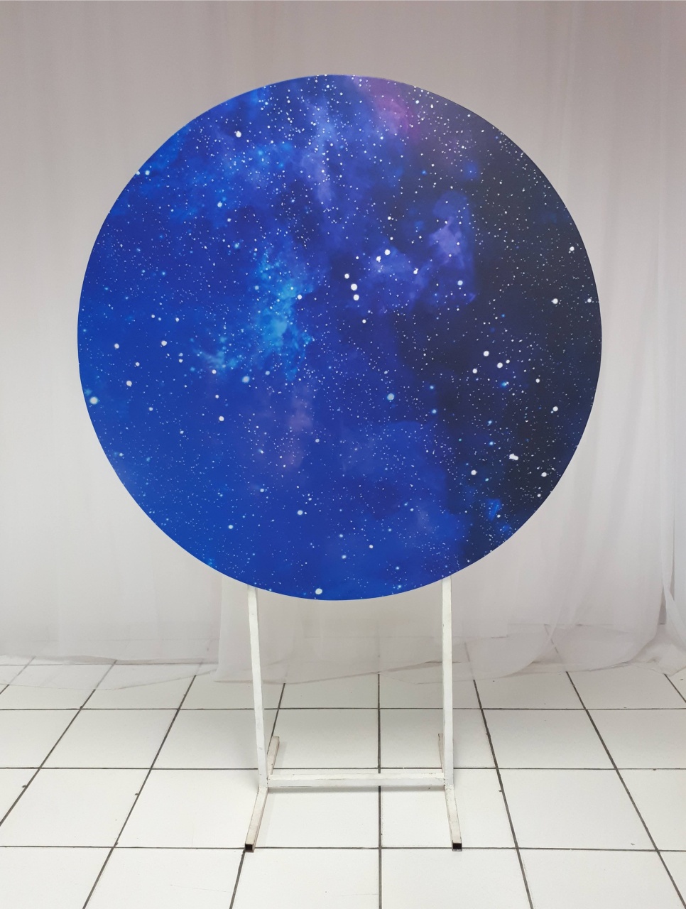 Painel Sublimado Redondo Universo Fundo Azul (Astronauta) 1,30Cm  - BB Festas Aluguel 