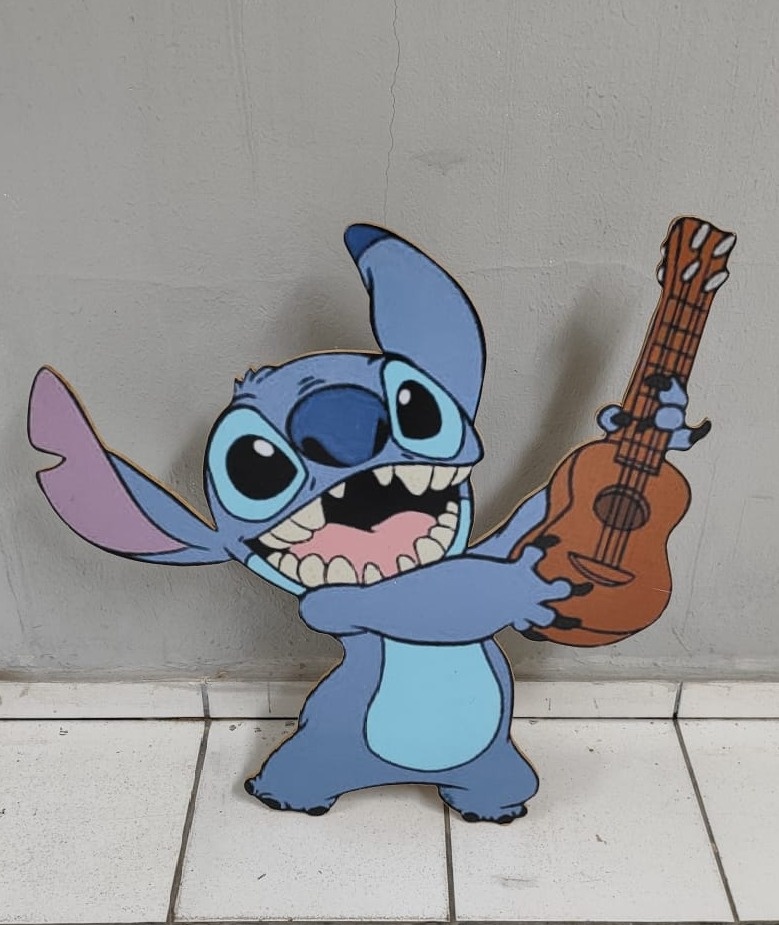 Totem de Chão Stich Tocando Violão 85Cm X 80Cm  - BB Festas Aluguel 