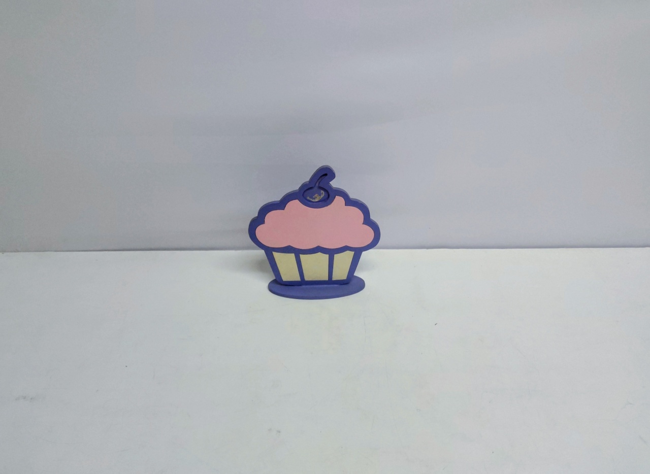 Totem Cupcake Roxo 22Cm Alt X 19Cm Larg - BB Festas Aluguel 