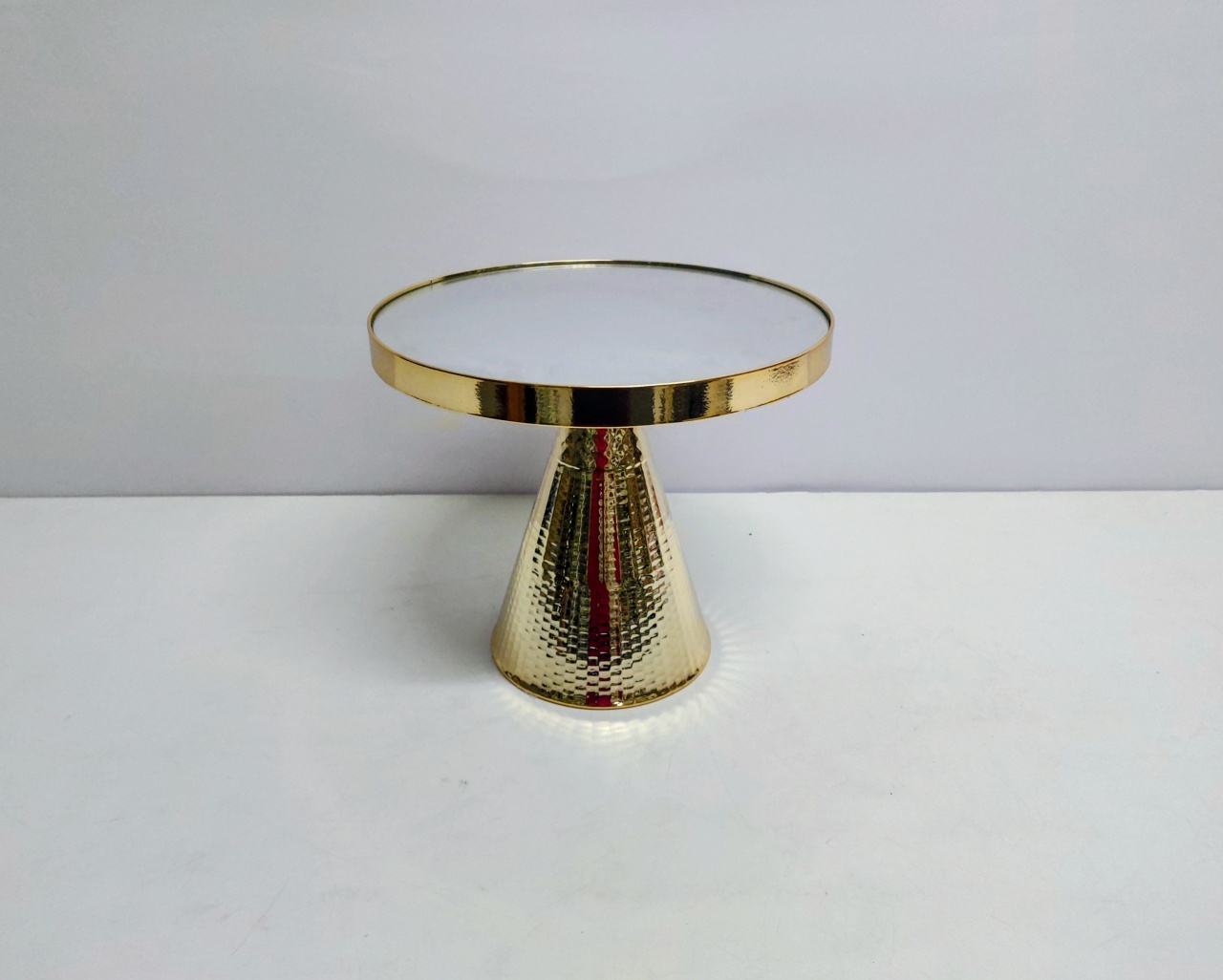 Porta Doce Redondo Cone Metal Dourada Luxo/M 22Cm Alt X 25Cm Diametro  - BB Festas Aluguel 