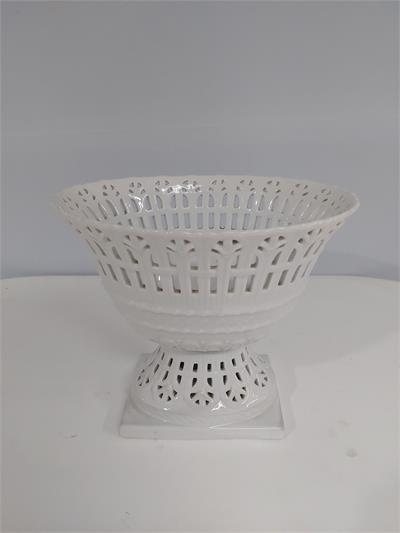 Cachepo Trabalhado Fundo Branco Alt20Cm 18Cm X 22Cm - BB Festas Aluguel 