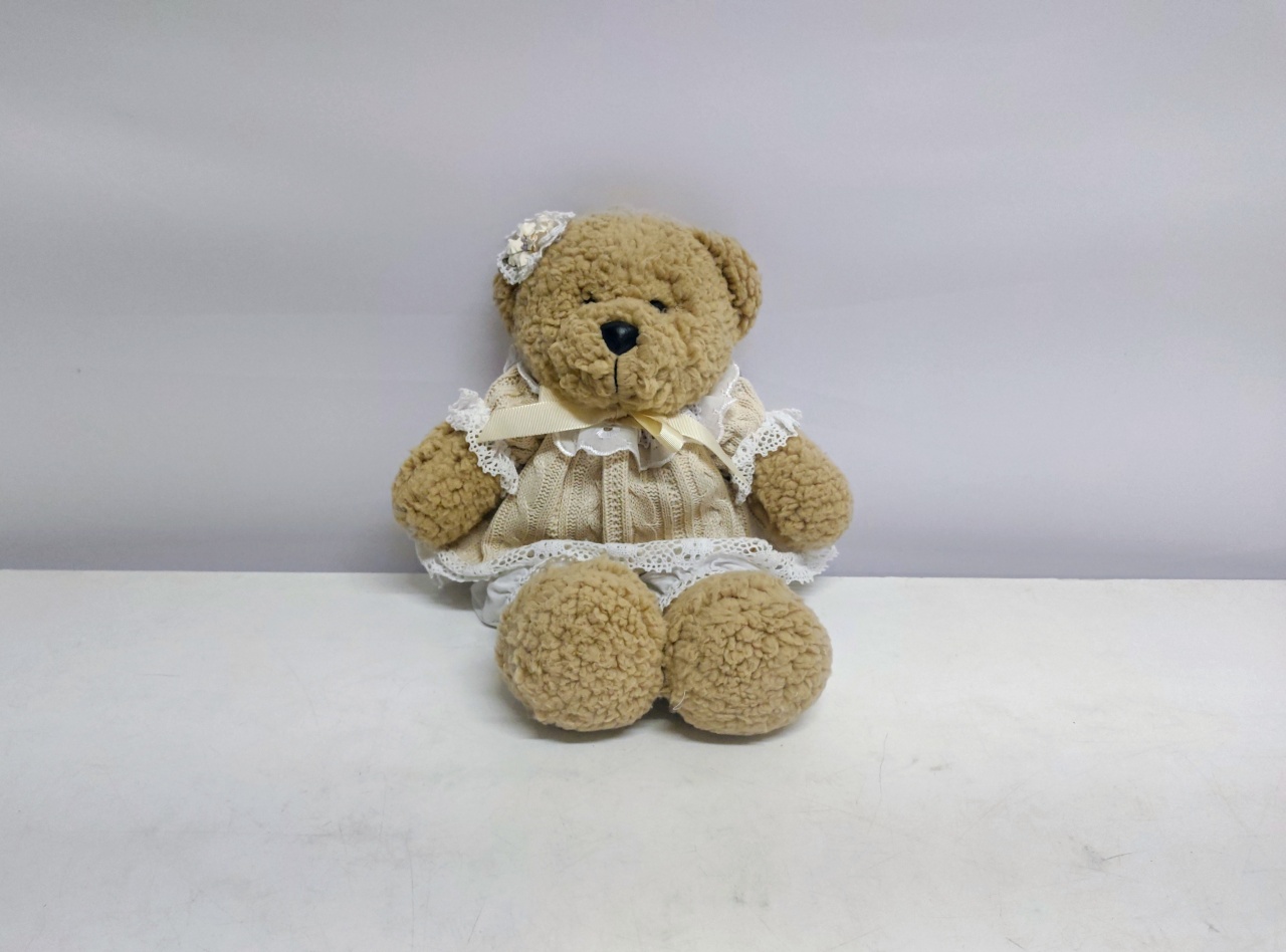 Urso de Pelúcia Marrom Claro Com Vestido de Renda Bege  - BB Festas Aluguel 