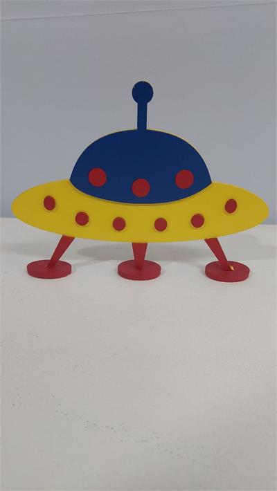 Totem Nave Espacial Amarela Com Azul E Vermelho Em Mdf (Astronauta) 20Cm X 25Cm - BB Festas Aluguel 