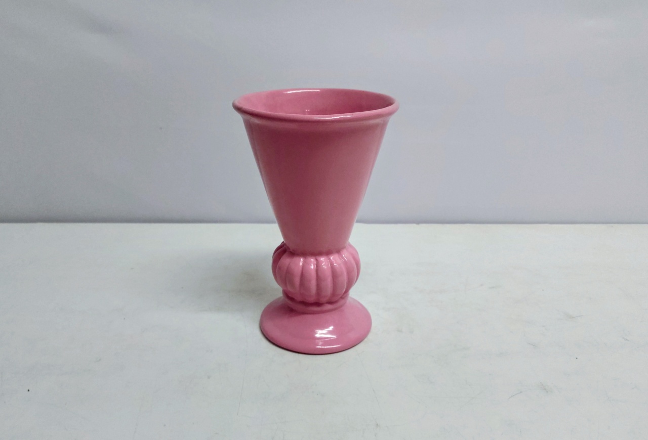 Vaso Com Base Ondulada Rosa 20Cm Alt X 13Cm Diametro - BB Festas Aluguel 