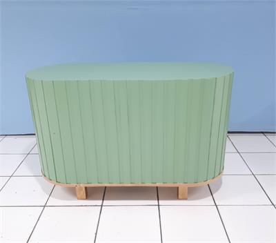 Balcão Oval Ripado Verde Eucalipto 80Cm Alt X 1,20M Larg X 50Cm Comp - BB Festas Aluguel 