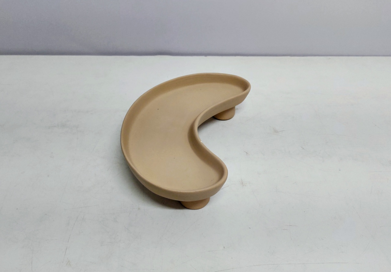 Bandeja Orgânica Meia Lua Bege Claro Fosco 6Cm Alt X 25Cm Larg X 16Cm Comp - BB Festas Aluguel 