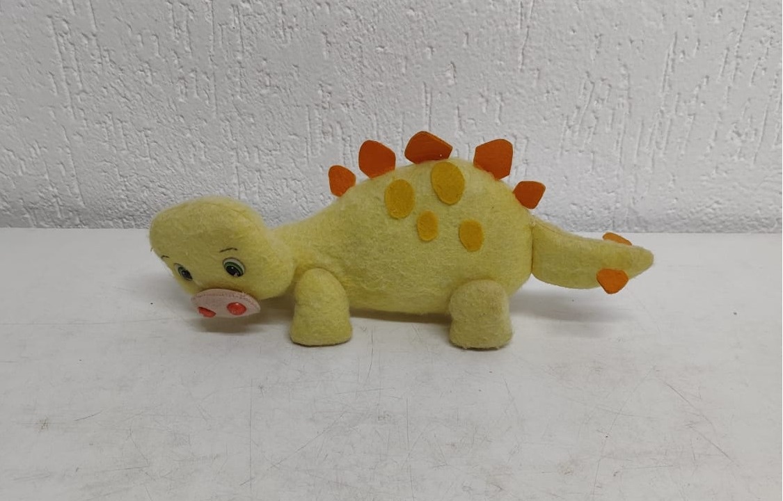 Feltro Dinossauro Amarelo - BB Festas Aluguel 