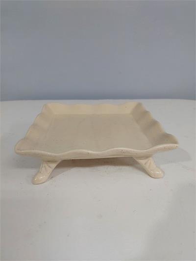 Bandeja Quadrada Babado Com Pé Areia 6Cm Alt X 20Cm Diametro - BB Festas Aluguel 