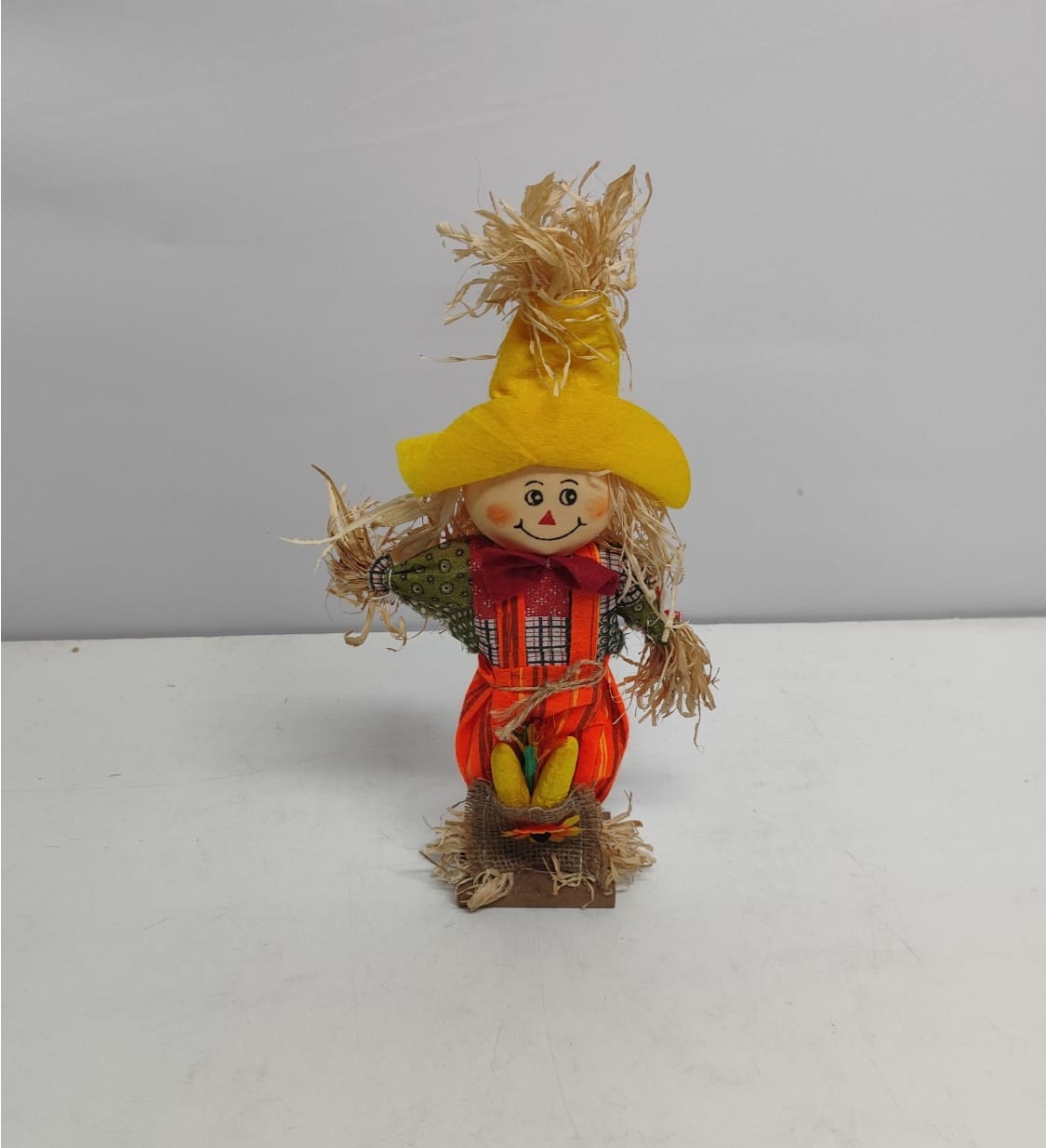Totem Espantalo Roupa Laranja 25Cm Alt X 10Cm Larg - BBFestasAluguel 