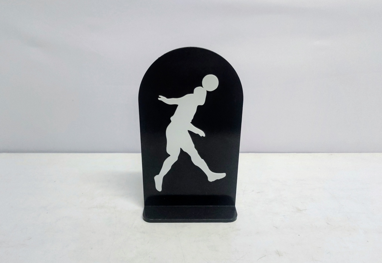 Jogador de Futebol Totem Preto/Branco  26Cm Alt X 15Cm Larg   - BB Festas Aluguel 