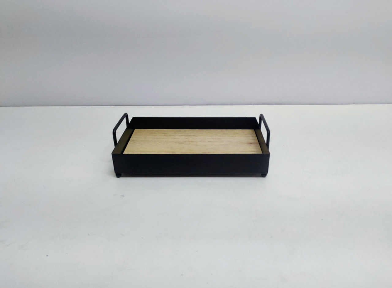 Bandeja Rentagular Metal Preto Fundo Mdf 4Mc Alt X 22Cm Larg X 14Cm Comp - BB Festas Aluguel 