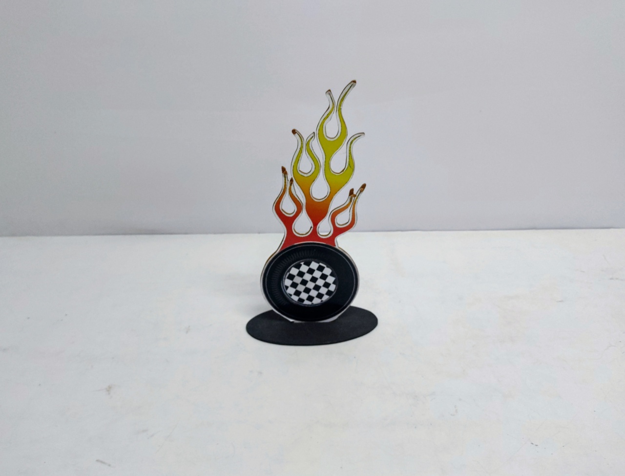 Totem Pneu Com Fogo (Hotwheels) 30Cm Alt X 15Cm Larg  - BB Festas Aluguel 