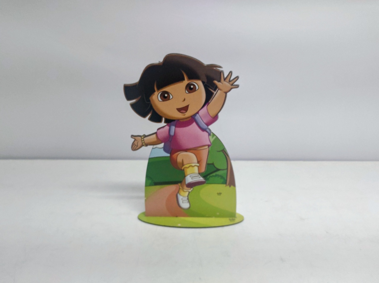 Totem Dora 30Cm Alt X 20Cm Larg  - BB Festas Aluguel 