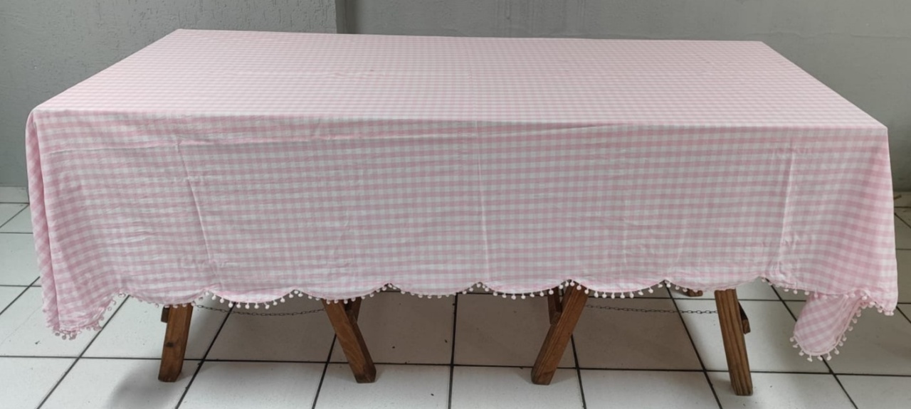 Tampo Decorativo Xadrez Rosa Claro Com Pompom Branco - BBFestasAluguel 