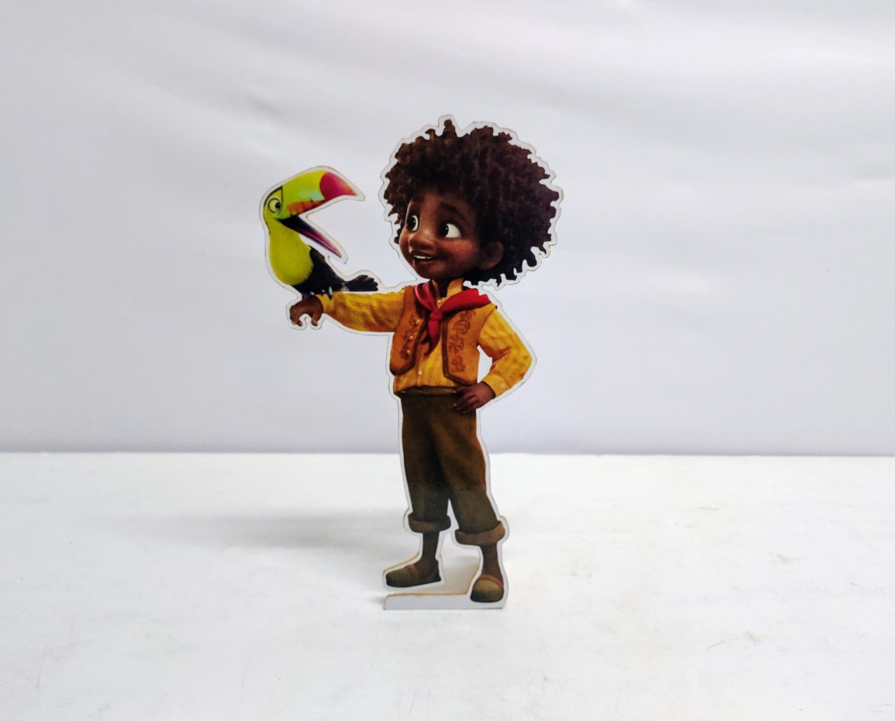 Totem Antonio Madrigal Com Tucano (Encanto) 30Cm Alt X 18Cm Larg  - BB Festas Aluguel 