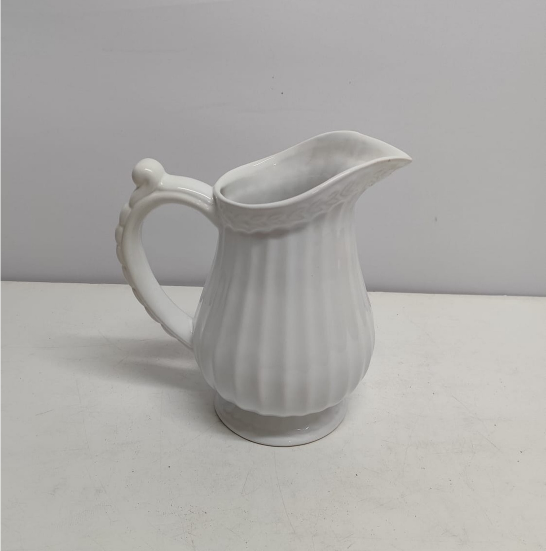 Vaso Jarra Canelada Branco 25Cm Alt X 14Cm Diametro - BBFestasAluguel 