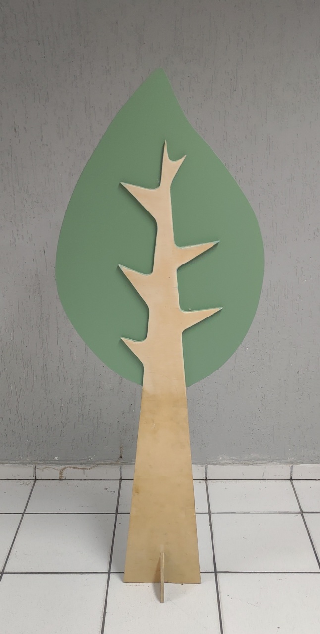 Árvore de Chão G Verde Eucalipto  1,60M X 55Cm  - BB Festas Aluguel 