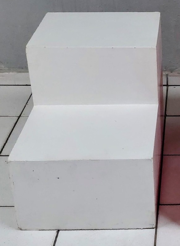 Escada Móvel Branca  55Cm X 50Cm X 80Cm  - BB Festas Aluguel 