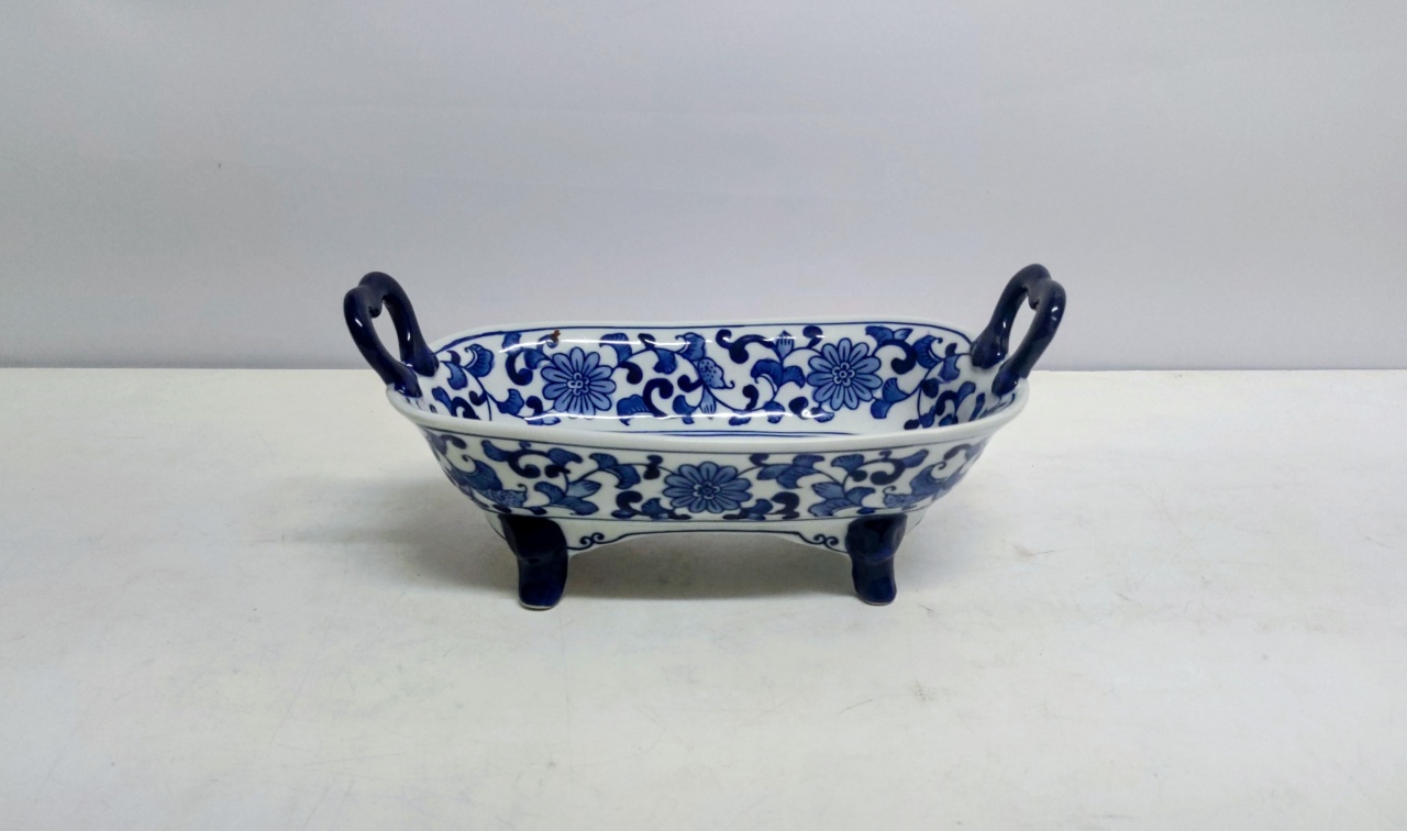 Bandeja Fundo Azul/Branco Floral 13Cm Alt X 28Cm Larg X 15Cm Comp - BB Festas Aluguel 