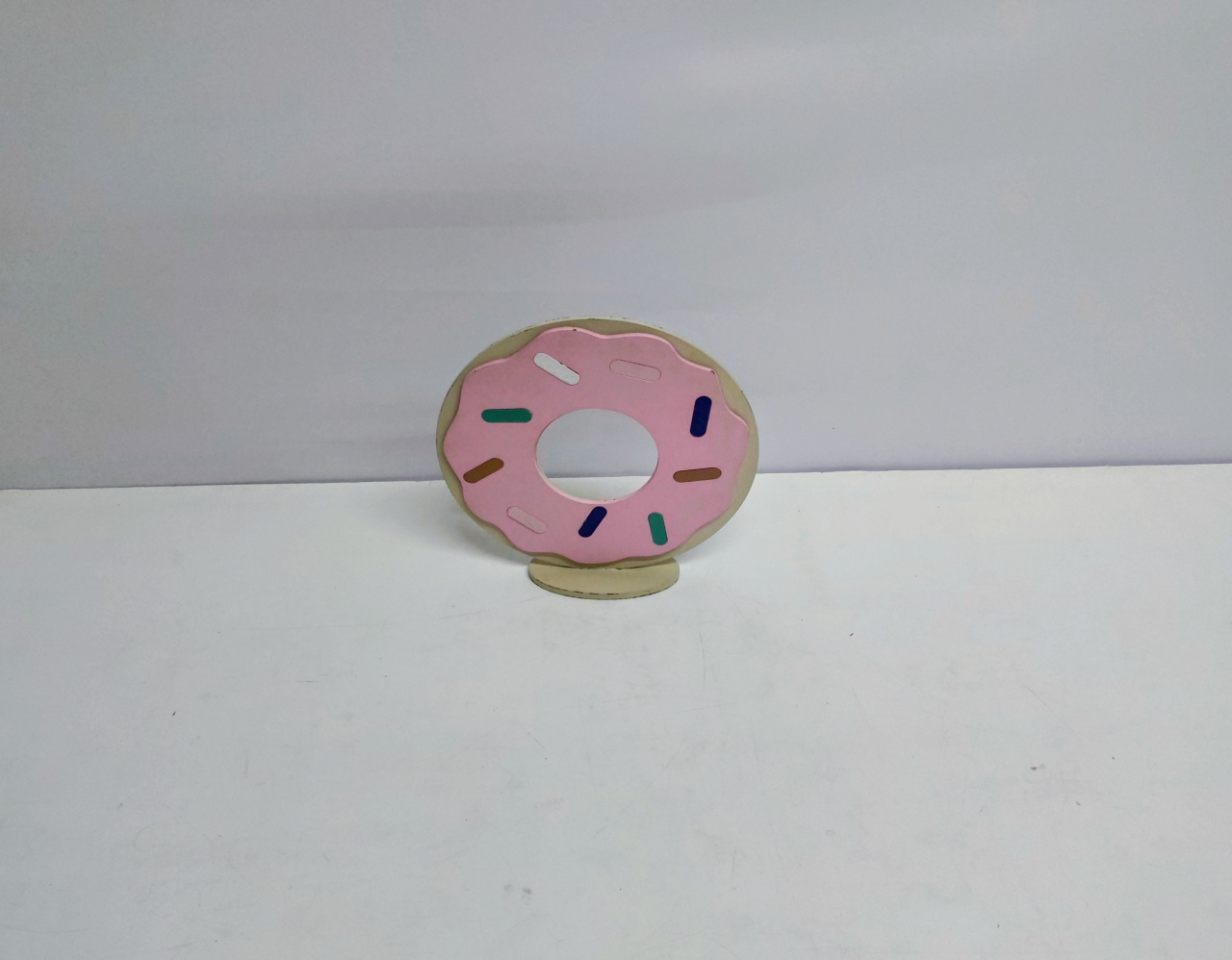 Totem Donut Rosa 21Cm Alt X 21Cm Larg  - BB Festas Aluguel 