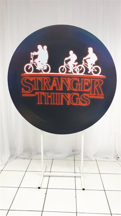 Painel Sublimado Redondo Stranger Things 1,30Cm - BB Festas Aluguel 