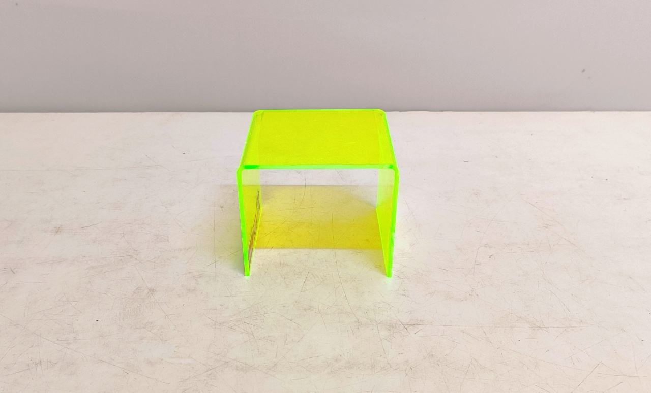 Suporte Acrílico Verde Neon 9Cm Alt X 10Cm X 10Cm  - BB Festas Aluguel 