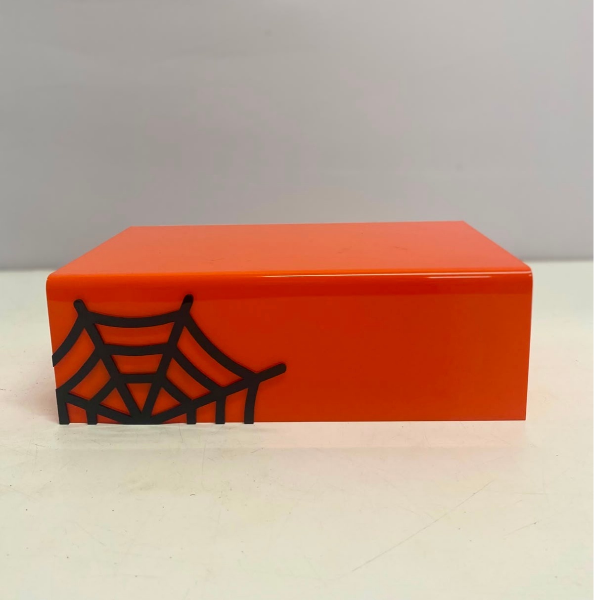 Suporte Retangular Acrílico Teia Laranja G (Halloween) 5Cm Alt X 15Cm X 25Cm Comp - BBFestasAluguel 