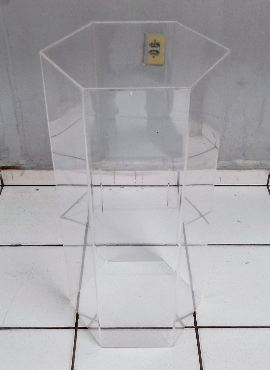 Acrílico Hexagonal G 80Cm Alt X 40Cm X 40Cm - BB Festas Aluguel 
