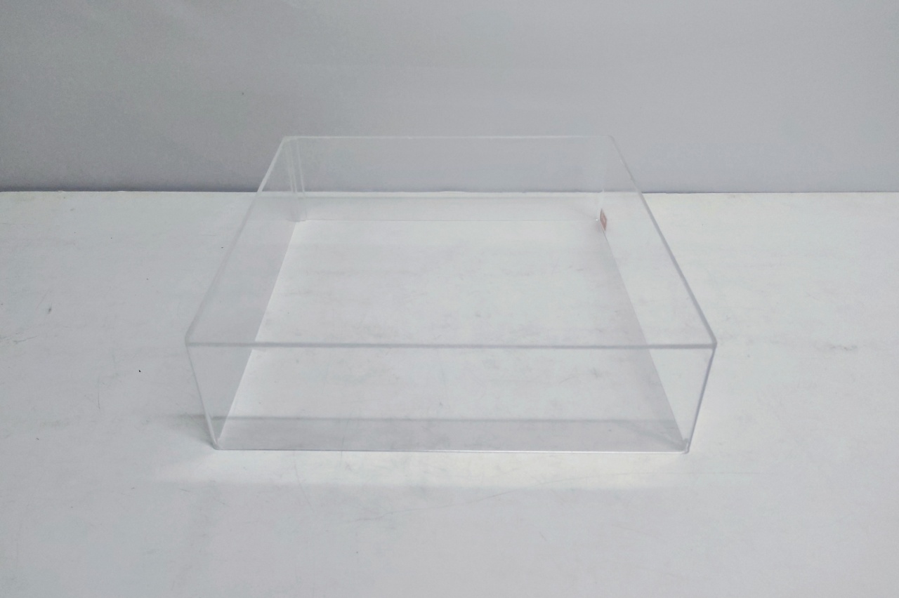Boleira Acrílico Quadrada 10Cm Alt X 35Cm X 35Cm  - BB Festas Aluguel 
