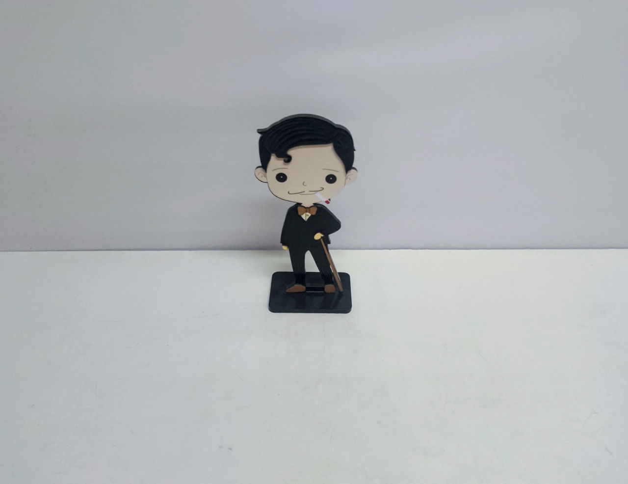Totem Personagem Gomez (Família Addams) 28Cm Alt X 9Cm Diametro  - BB Festas Aluguel 