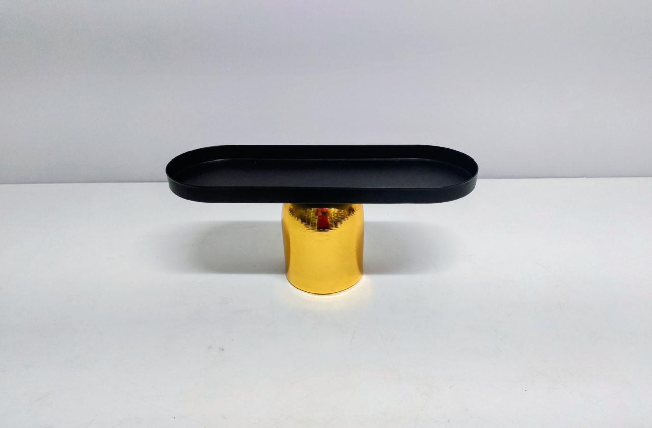 Porta Doce Oval Metal Preto Com Base Dourada 12Cm Alt X 28Cm Larg X 10Cm Comp - BB Festas Aluguel 