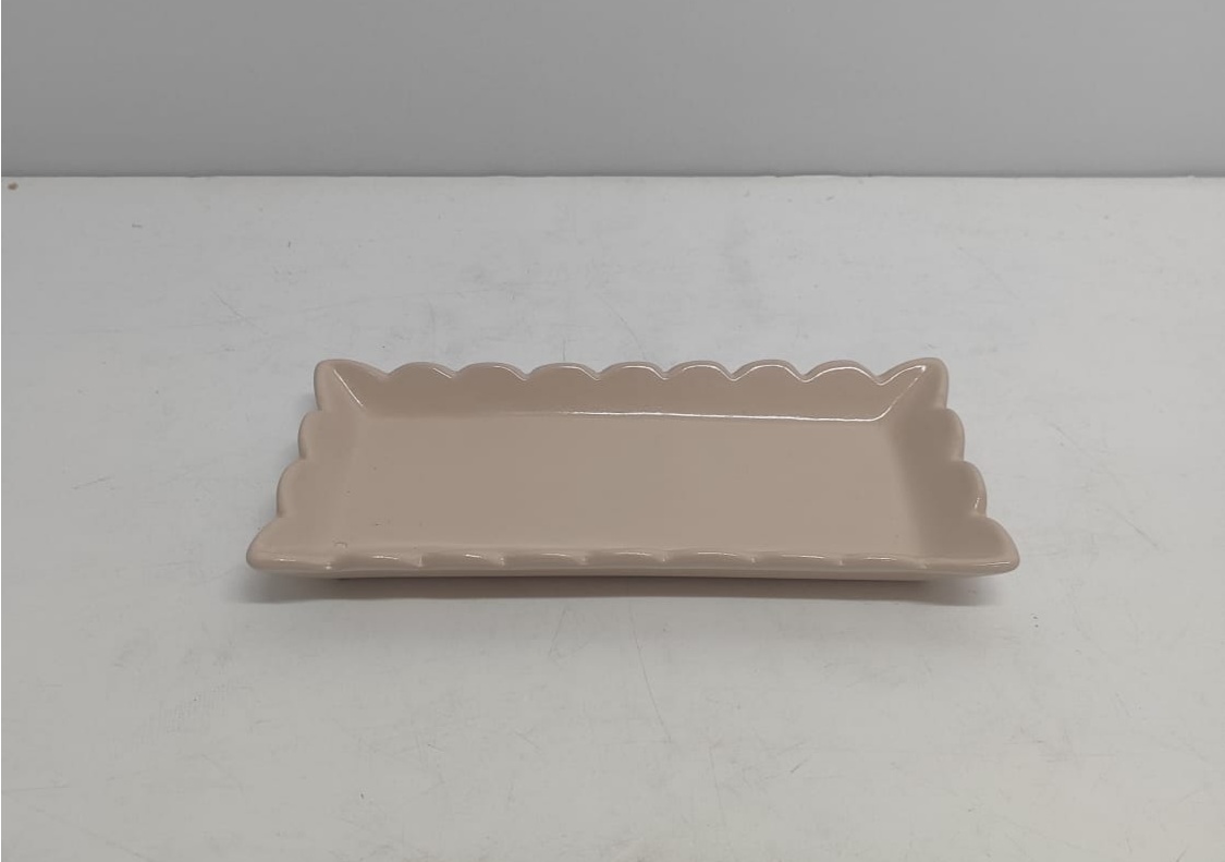 Bandeja Retangular Babado Sem Pé Bege 2Cm Alt X 12Cm X 26Cm - BBFestasAluguel 