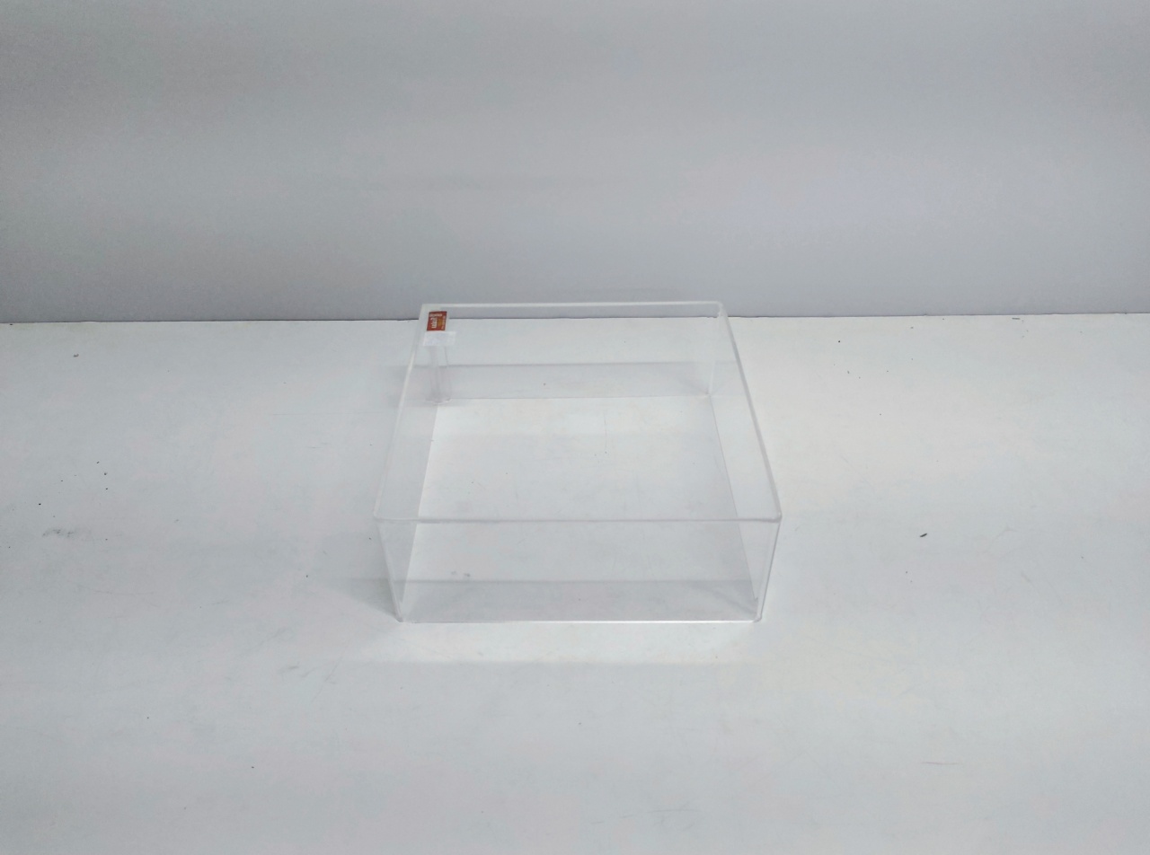 Boleira Acrílico Quadrada 10Cm Alt X 26Cm X 26Cm  - BB Festas Aluguel 