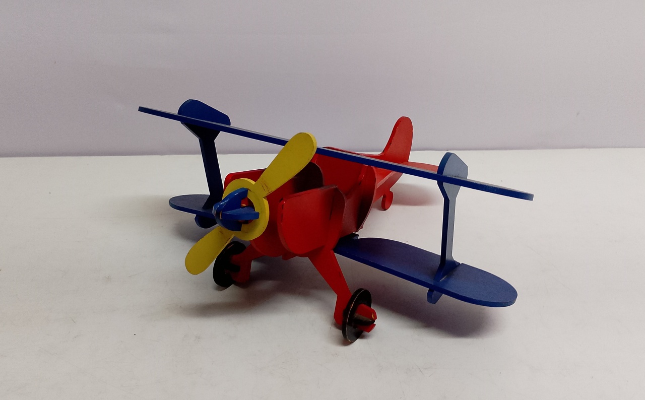 Avião Azul/Vermelho Artesanal Mdf 18Cm Alt X 34Cm Larg X 34Cm Comp  - BB Festas Aluguel 