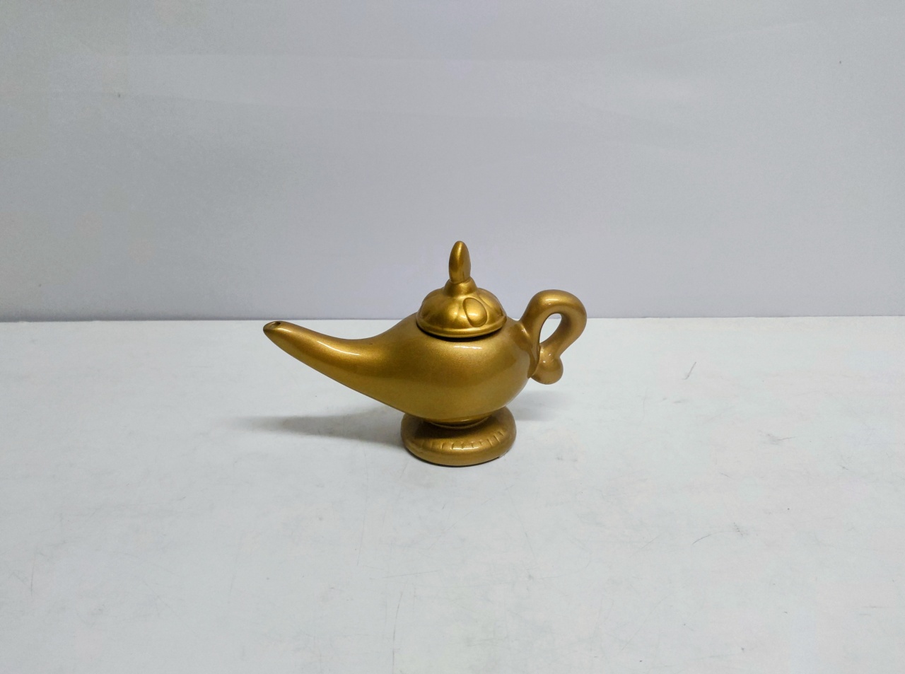 Lâmpada Mágica Dourada (Aladim) 14Cm Alt X 10Cm Larg X 22Cm Comp - BB Festas Aluguel 