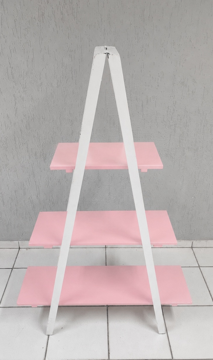 Estante Cavelte Branco Prateleiras Rosa Claro 1,60M Alt   - BB Festas Aluguel 