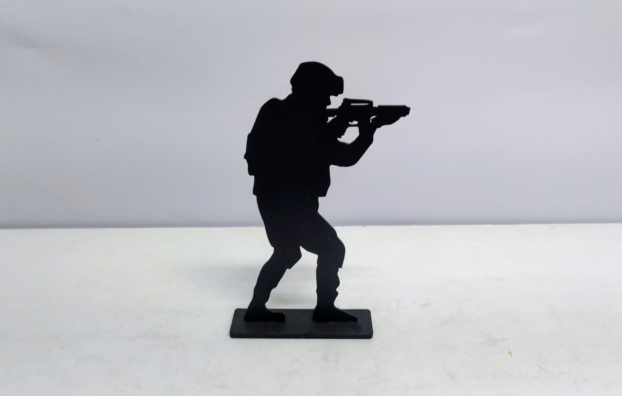 Totem Soldado Em Posição de Combate 26Mc Alt X 14Cm Larg  - BB Festas Aluguel 