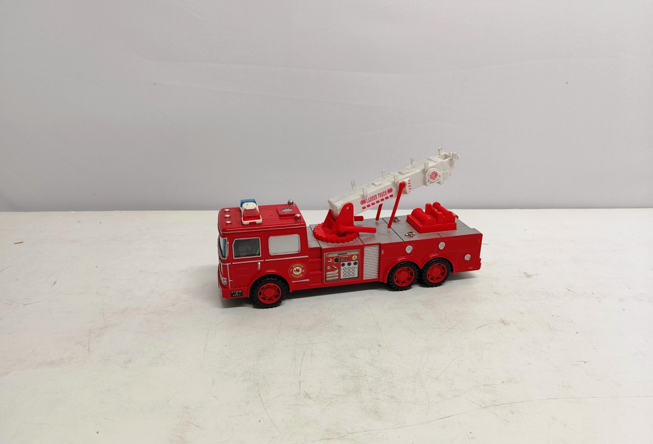 Carro de Bombeiro 10Cm Alt X 8Cm Larg X 29Cm Comp  - BB Festas Aluguel 