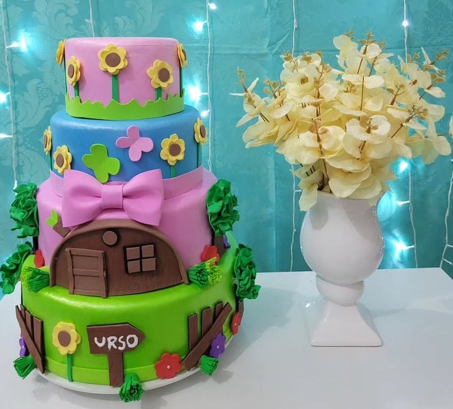 Bolo Marsha E O Urso - lucia mendonça decoraçoes