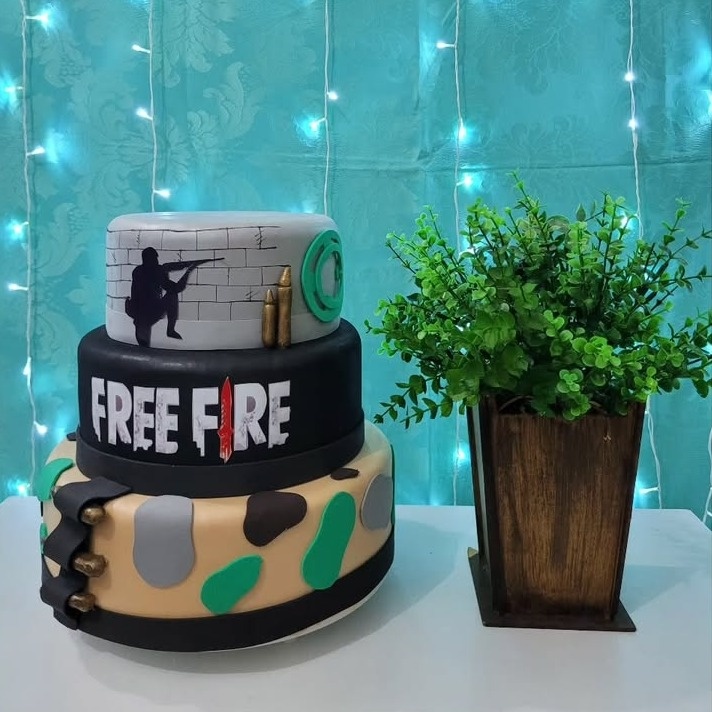 Bolo Free Fire - lucia mendonça decoraçoes