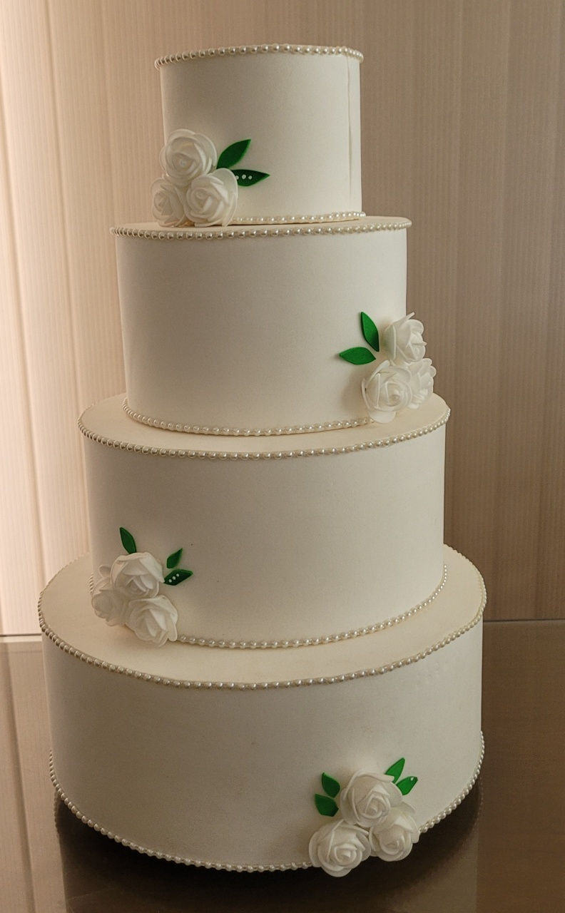 Bolo Branco/ Flores - G - lucia mendonça decoraçoes