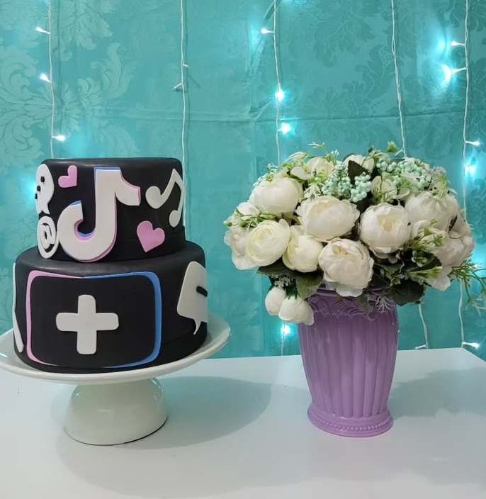 Bolo Tik Tok - lucia mendonça decoraçoes