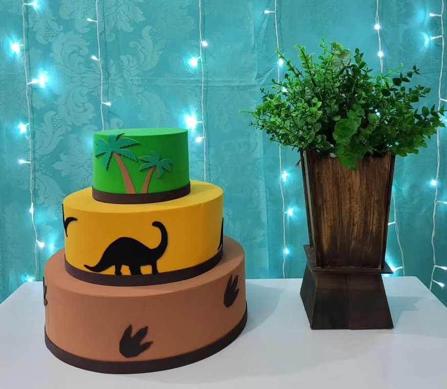 Bolo Dinossauros  - lucia mendonça decoraçoes