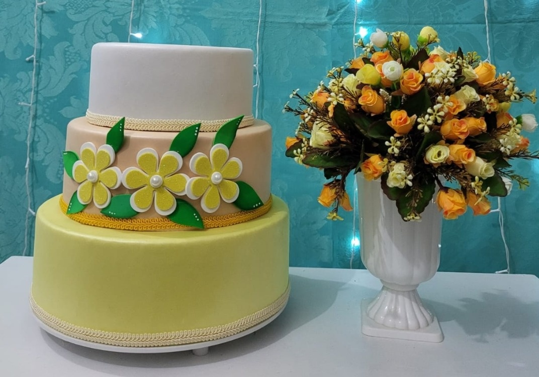 Bolo Flores Amarelas - lucia mendonça decoraçoes