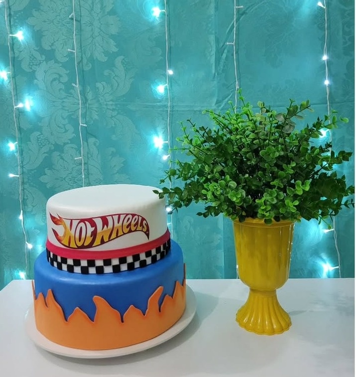 Bolo Hotweels - lucia mendonça decoraçoes