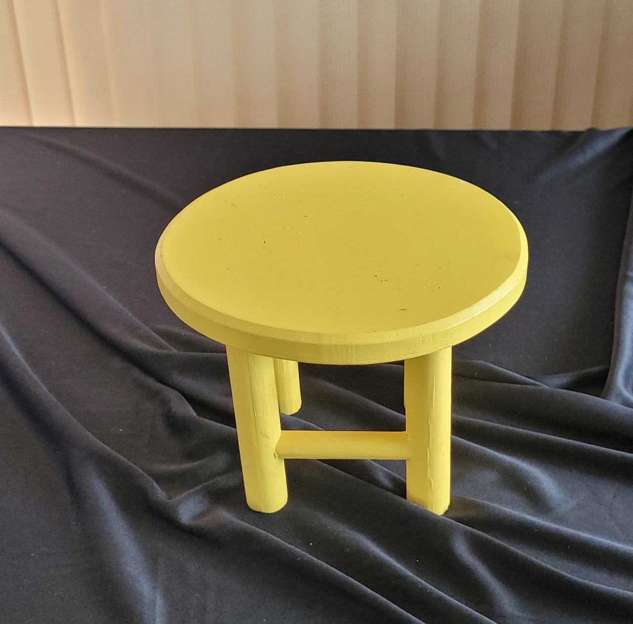 Banquinho Amarelo M - Porta Doces - lucia mendonça decoraçoes